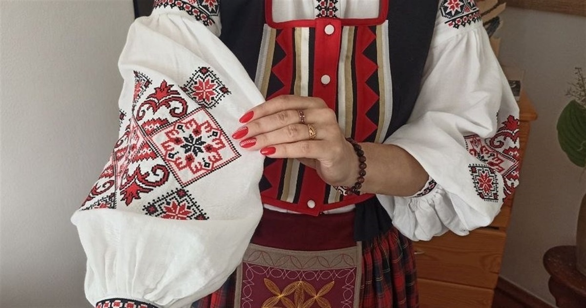 Майстриня відтворила вбрання, яке носили жінки на Житомирщині у XVIII-XIX ст.