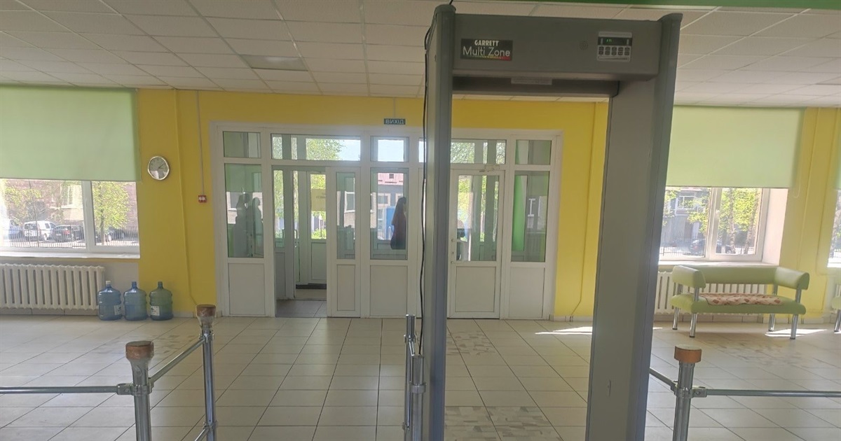 У школах Звягеля встановлюють металодетектори та відеоспостереження