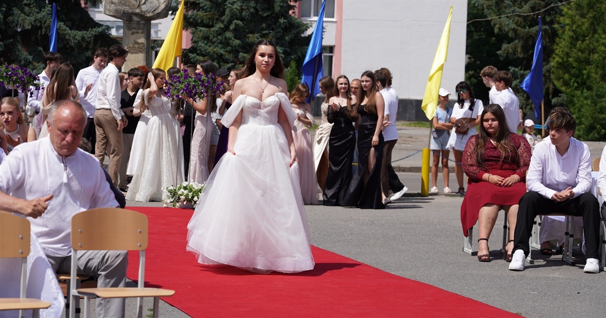У м. Бар вперше провели спільний випускний бал для учнів ліцеїв громади