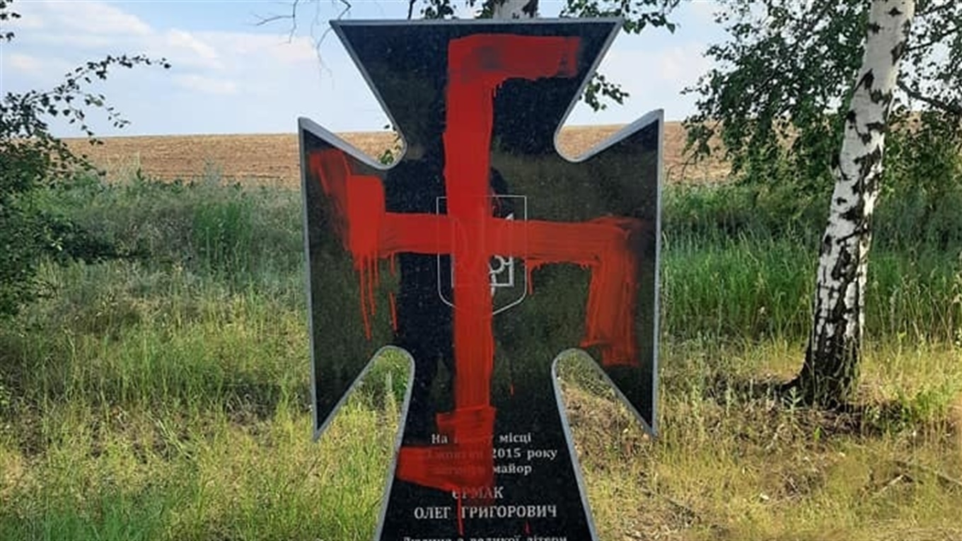 Осквернили памятники воинам АТО, расположенные на выезде из Попасной 
