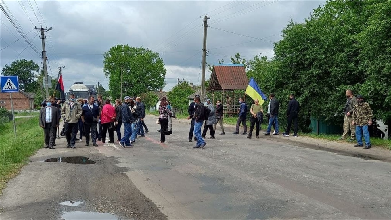 Павлівці перекрили дорогу в Білопіллі через розорані пасовища
