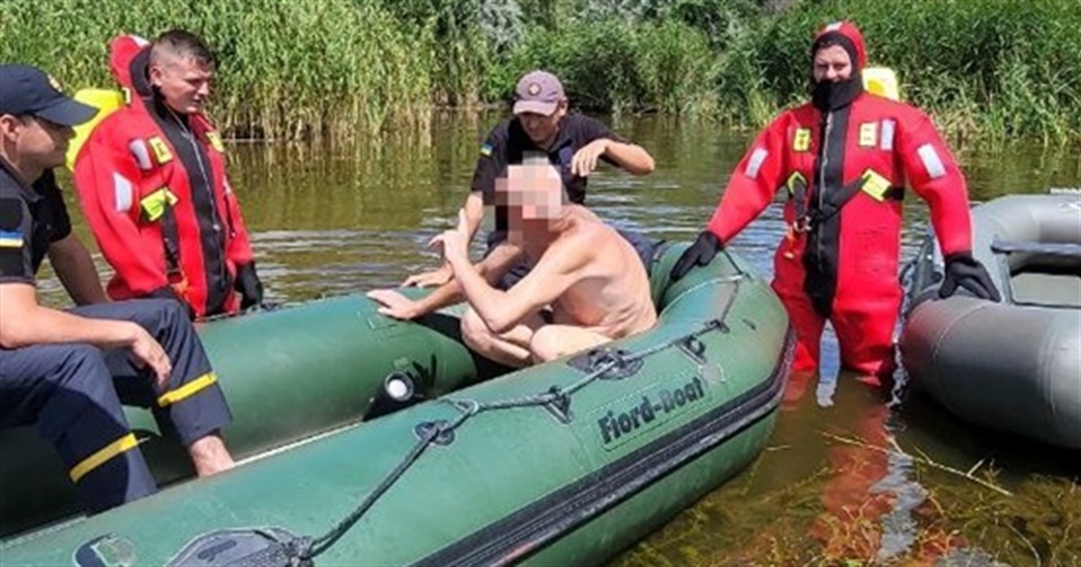 У Переяславі рятувальники доправили до берега чоловіка з острова на Дніпрі