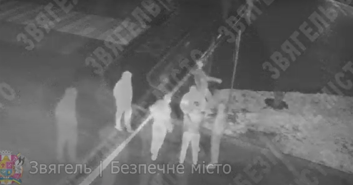 Хулігани на площі Лесі Українки: у Звягелі показали чергове відео з камер відеоспостереження