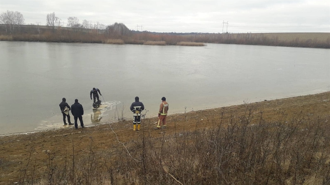 Двоє чоловіків зі Жмеринки провалилися під лід і потонули: рятувальники б'ють на сполох