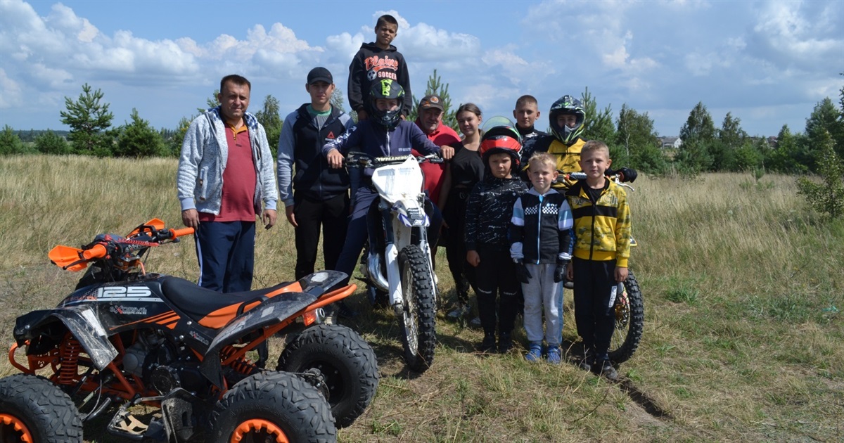 Юні спортсмени-мотокросівці з Володимирця кажуть: карантин і війна - це перешкоди, які треба долати