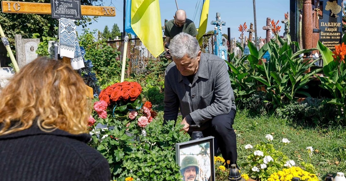 П’ятий президент України Петро Порошенко побував у Білобожниці на могилі Барни Олега