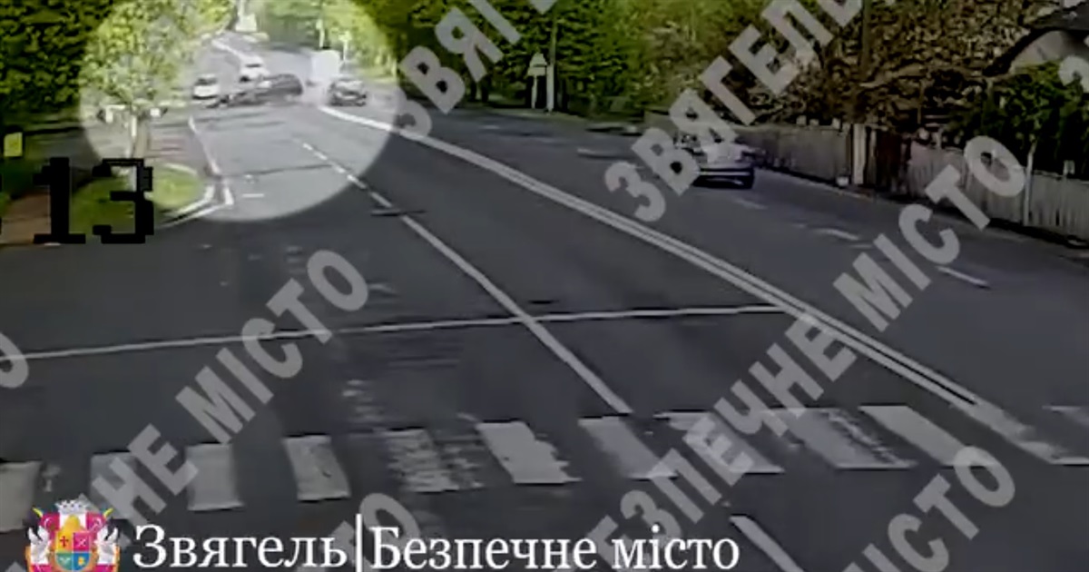 У Звягелі показали відео двох автотрощ, які зафіксували камери системи "Безпечне місто"