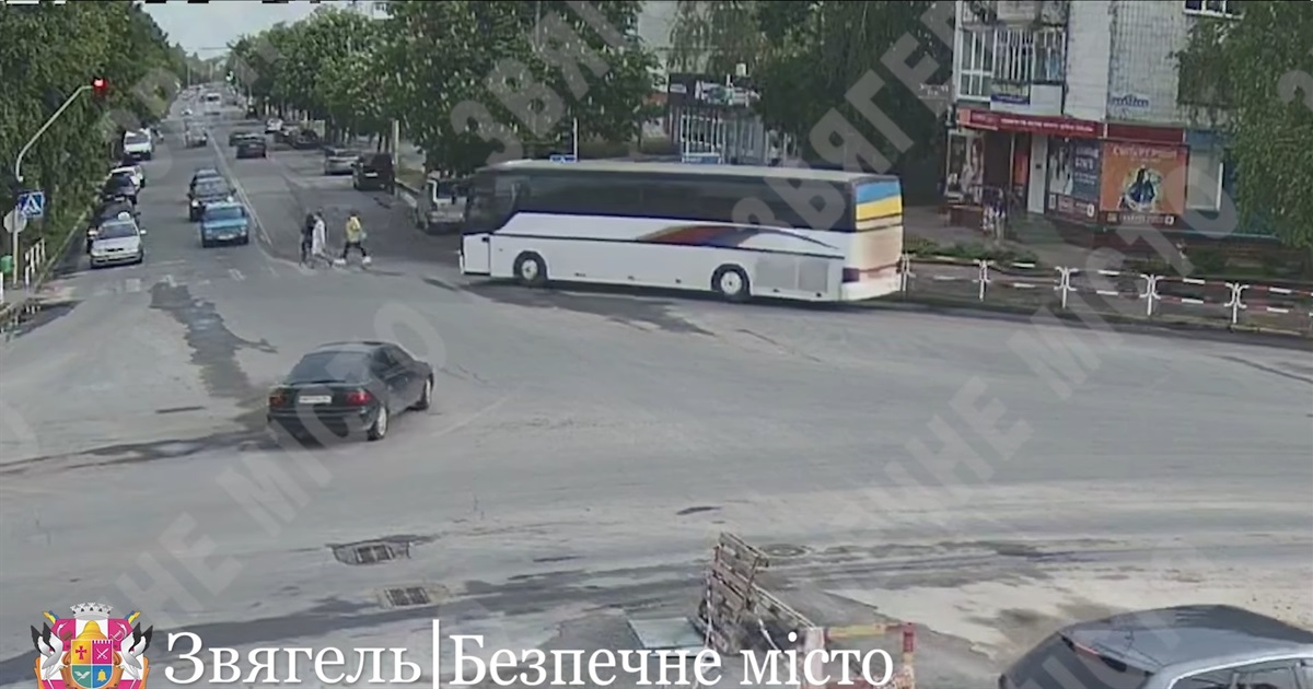 На пішохідному переході у Звягелі дитина потрапила під автобус: відео системи "Безпечне місто"