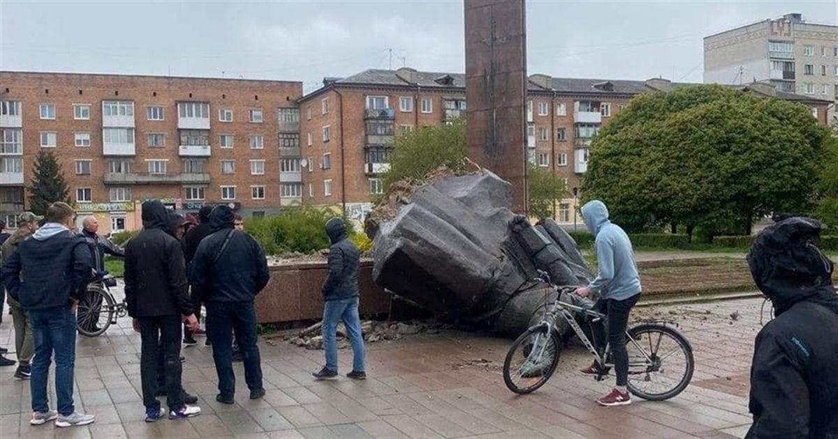Активісти в Коростені знесли пам'ятник "Комсомольцям": місцева влада була проти