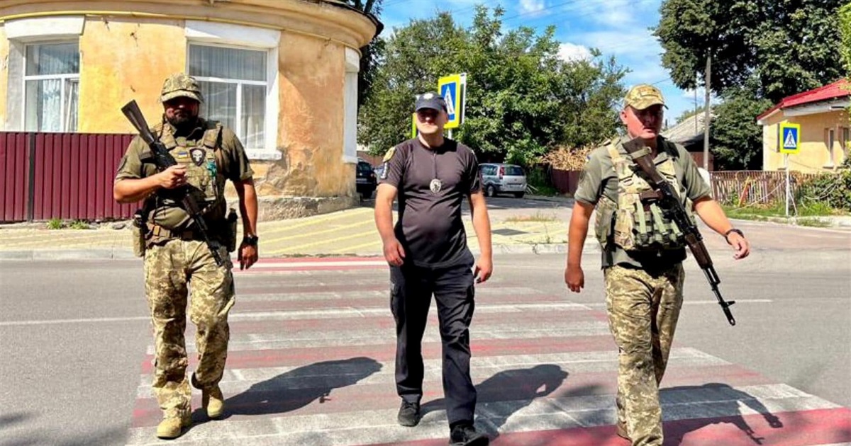 Вулиці Звягеля спільно патрулюють поліцейські та військові