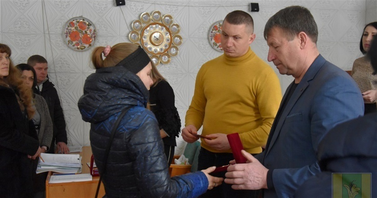 Ще 16 родин загиблих захисників на Звягельщині одержали відзнаку "За заслуги перед районом"