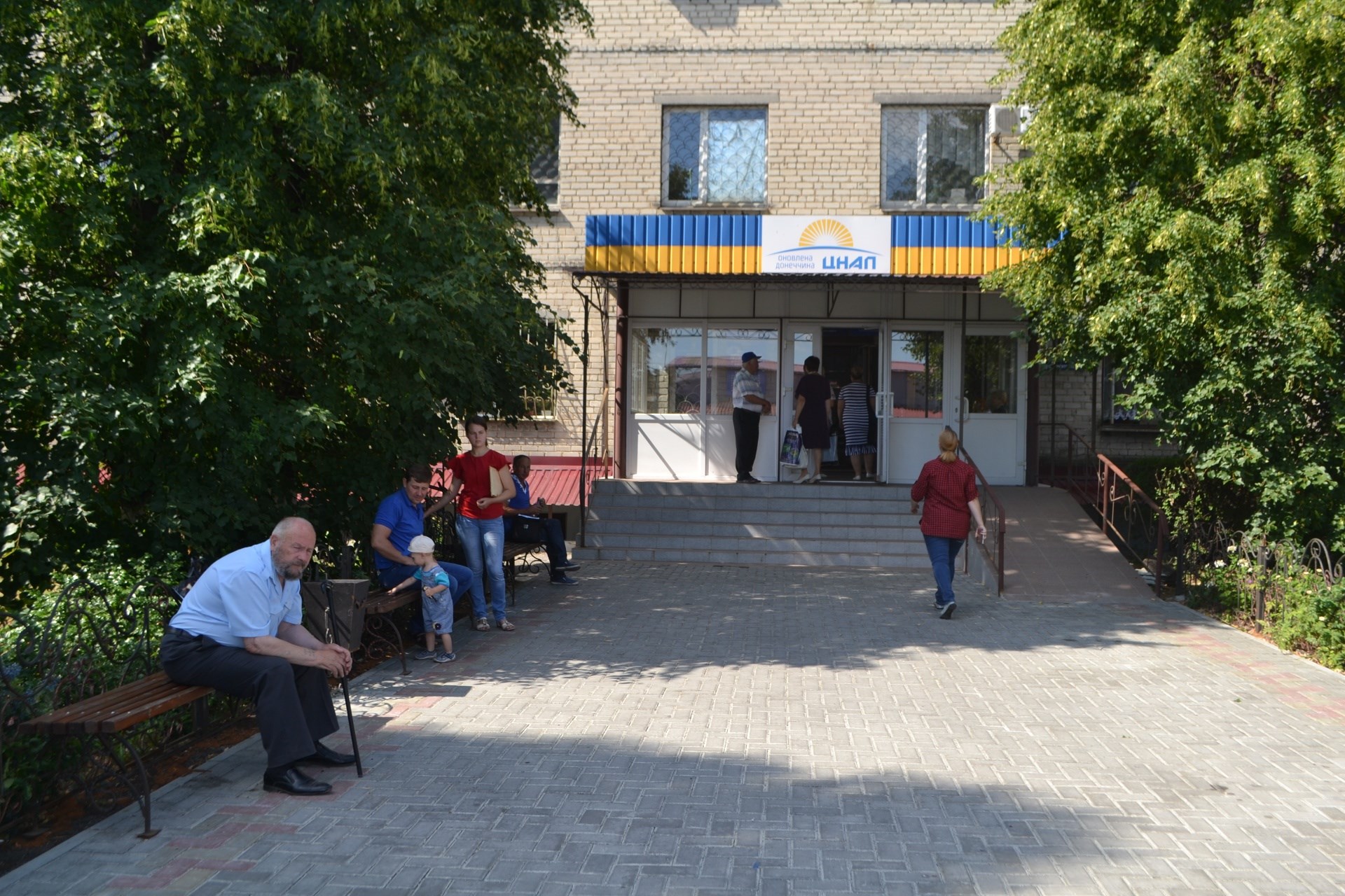 У будівлі районного УСЗН – сучасний ремонт