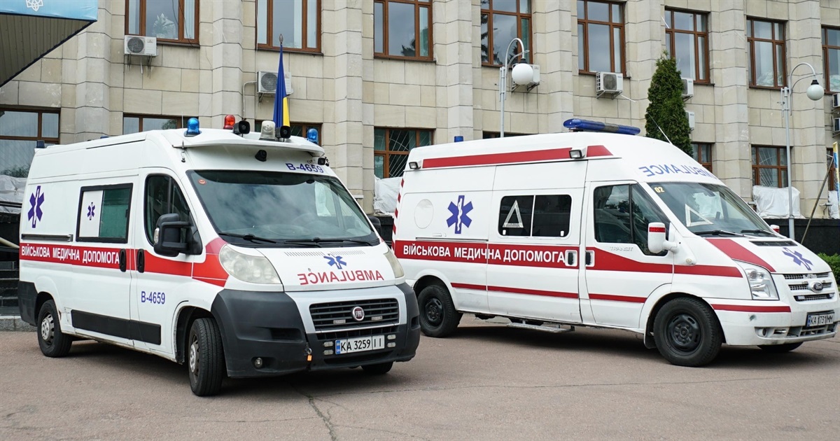 Лікарня на Звягельщині отримала спецавтомобіль для медичної евакуації та допомоги для військових