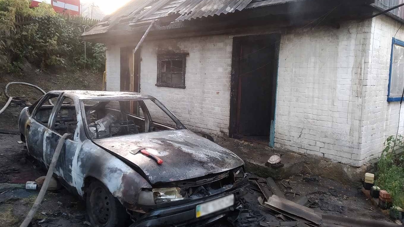 У Кагарлику вогонь пошкодив автомобіль та сарай
