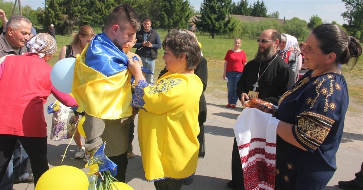 Спасибі, сину, що повернувся: у Жигалівці зустріли воїна, який повернувся з ворожого полону