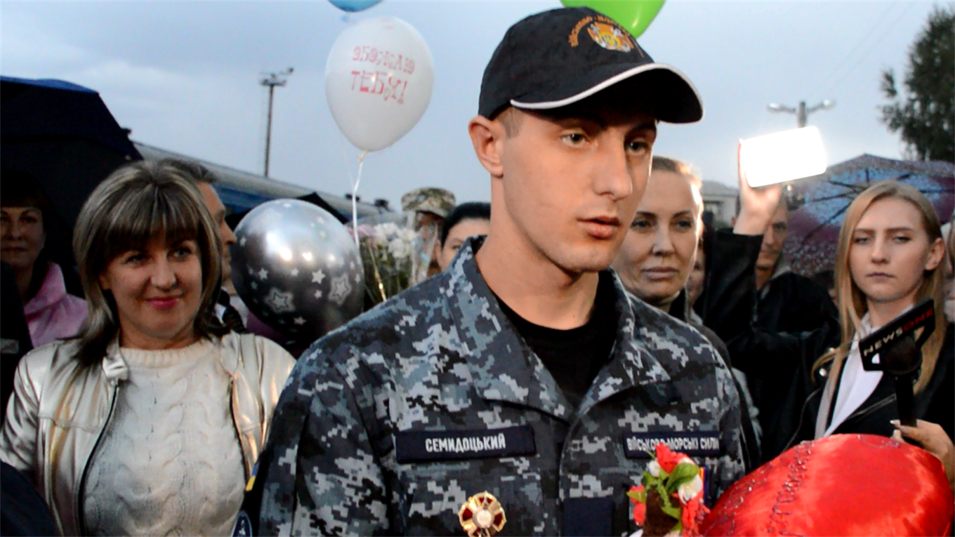 Звільнений моряк Євген Семидоцький повернувся до Сватового: як це було (фото і відео)