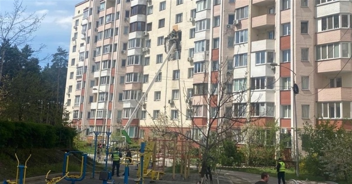 Через ракетну атаку росіян 28 квітня на Київщині загорілася багатоповерхівка