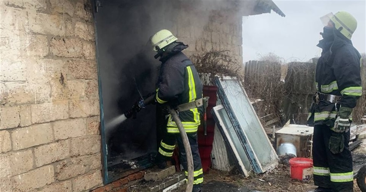 У Переяславі згоріла господарча будівля, але дрова встигли врятувати