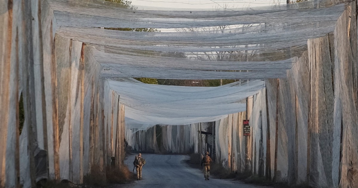 Французькі рибалки надсилають в Україну стіки для антидронових тунелів. Що відомо