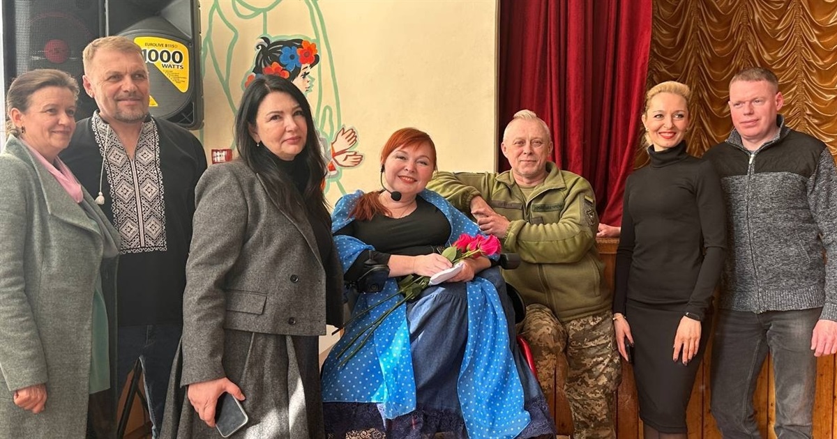 Пісні, поезія і підтримка захисників: у Старокостянтинівському НВК відбувся концерт волонтерів