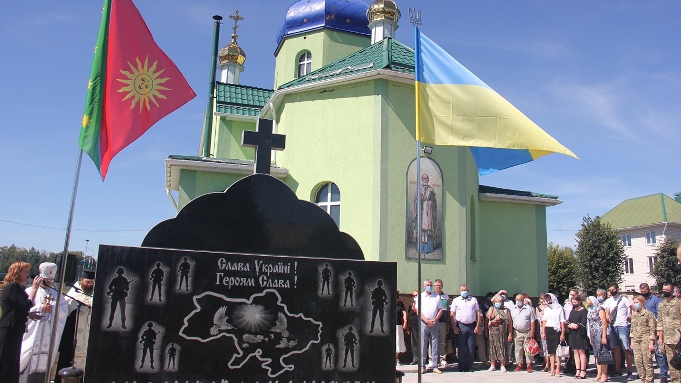 У Калинівці відкрили стелу пам’яті Героїв, які загинули за Україну