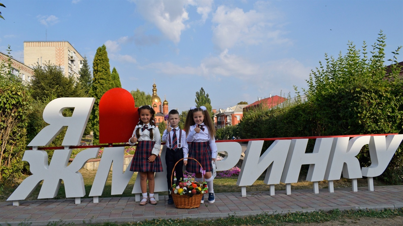 Як у Жмеринці відзначали 1 вересня: відео з усіх шкіл міста