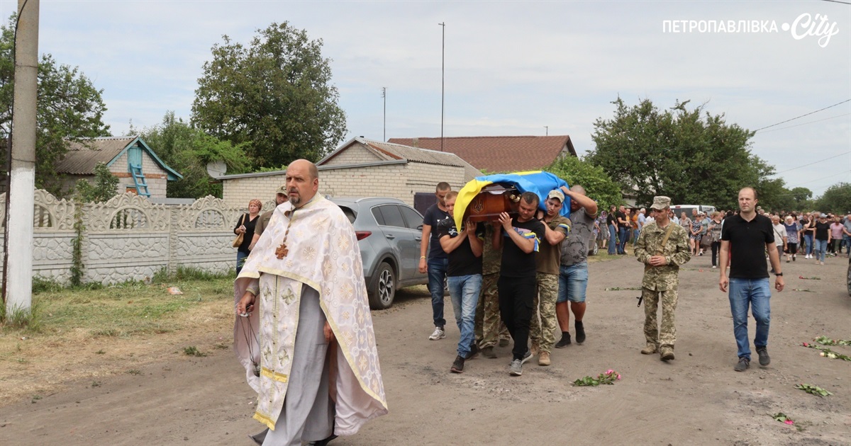 На щиті Шевченко Вадим: в Олександрополі провели в останню путь Героя України (ВІДЕО)