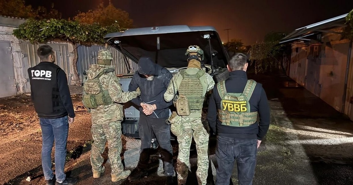 Картонна схованка та водний круїз: житель Ізмаїла організував незаконний виїзд чоловіків закордон