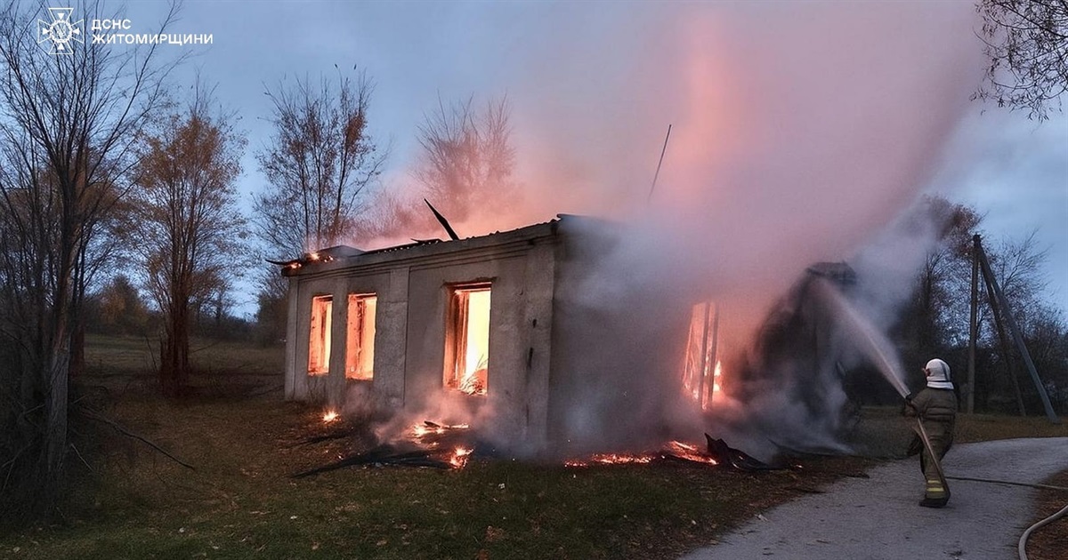 Рятувальники понад дві години гасили пожежу в будівлі на Звягельщині