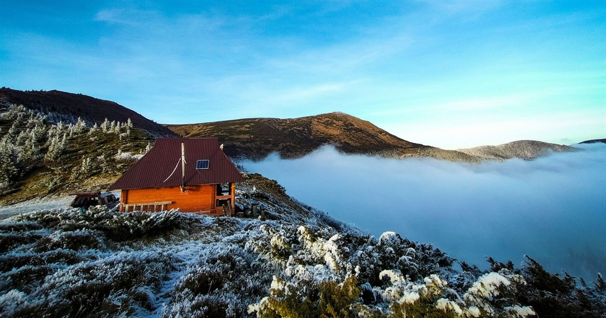 У Карпатах підготували притулок для туристів біля Петроса. Тут тепло, дрова і захист від негоди