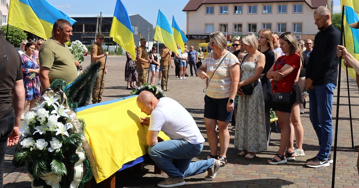 У Сарнах попрощалися із солдатом Віталієм Колодинським