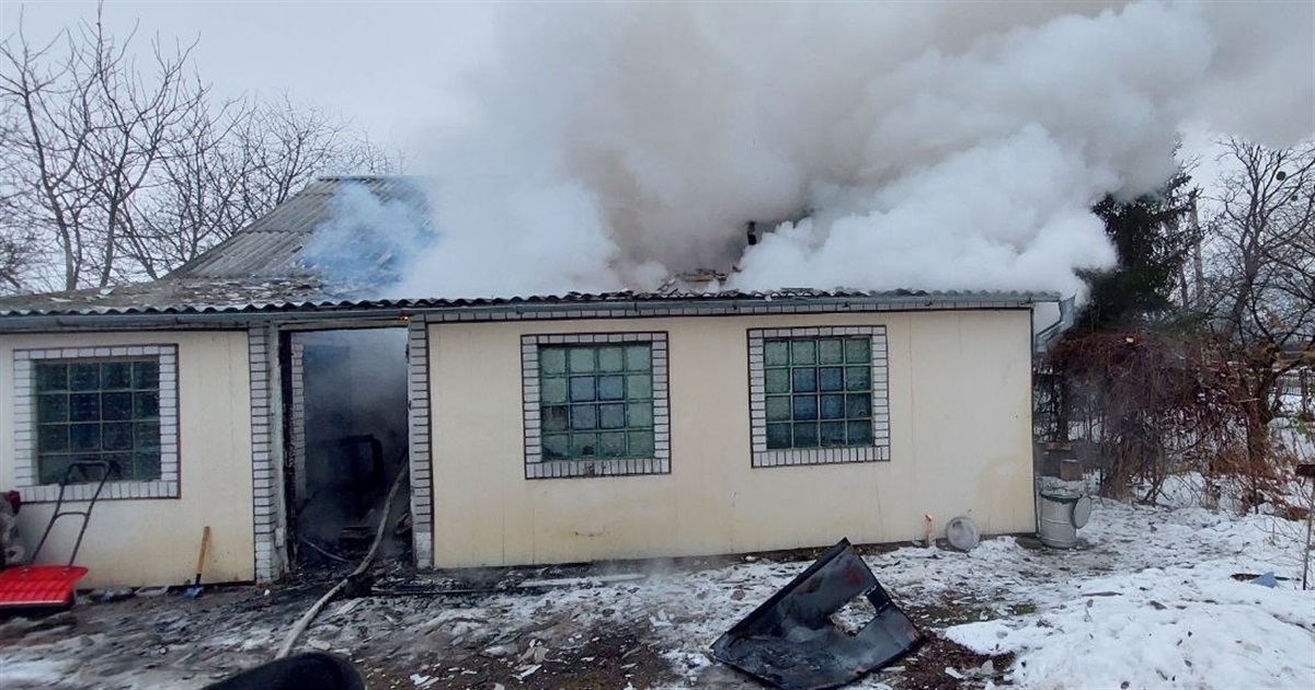 На Переяславщині майже повністю згорів житловий будинок: що з людьми?