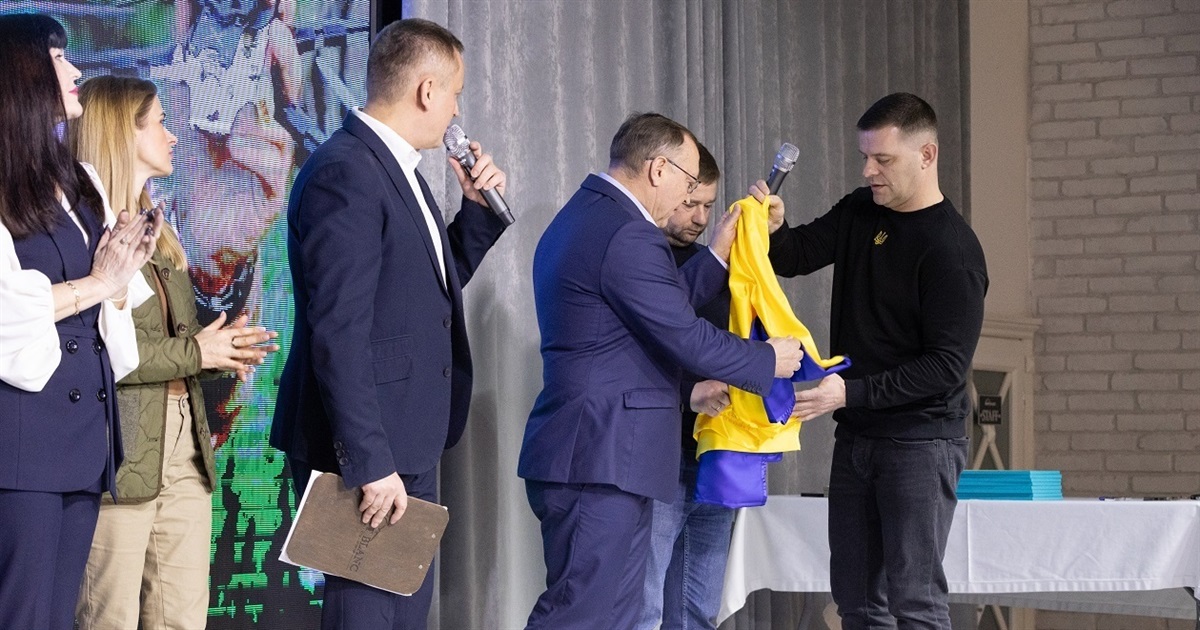 Микола Філонов передав «Вінничанам» Прапор України підписаний Валерієм Залужним