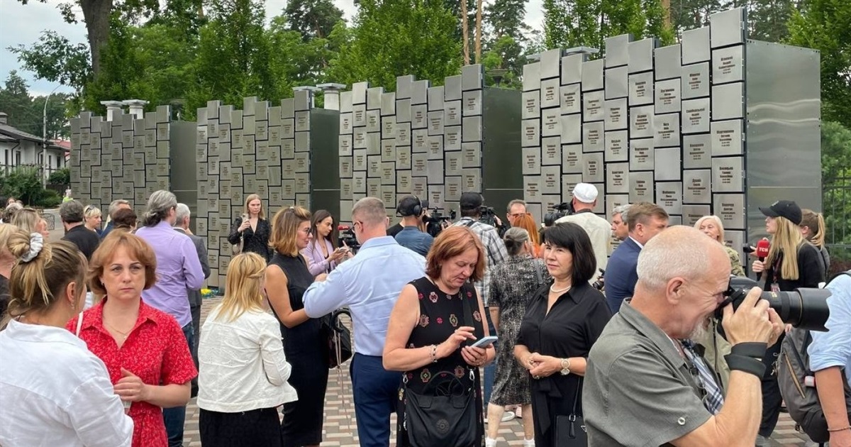 Поки влада відбудовує Бучу, мешканці намагаються ідентифікувати загиблих – The New York Times