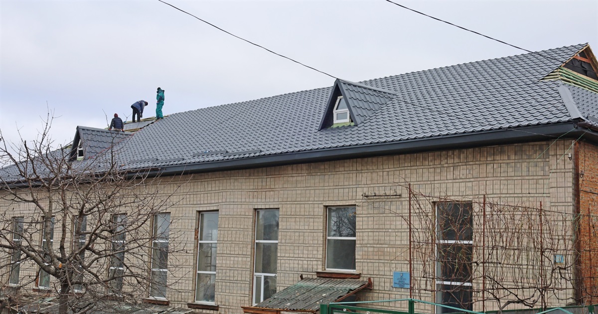 У Жмеринській ДЮСШ завершують ремонт покрівлі: фото дня