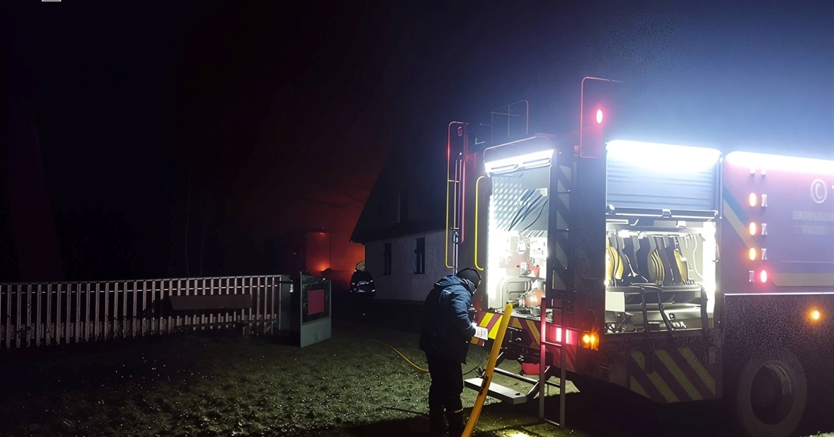 Нічна пожежа на Звягельщині: вогонь знищив дах житлового будинку