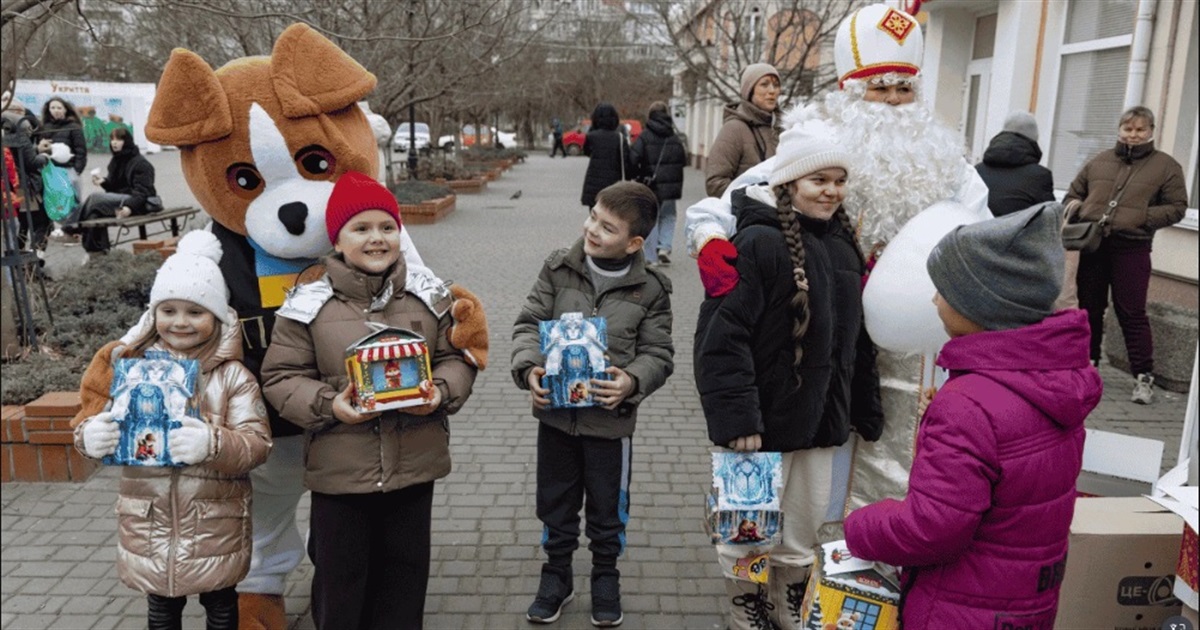 У Херсоні дітей вітали Святий Миколай і пес Патрон
