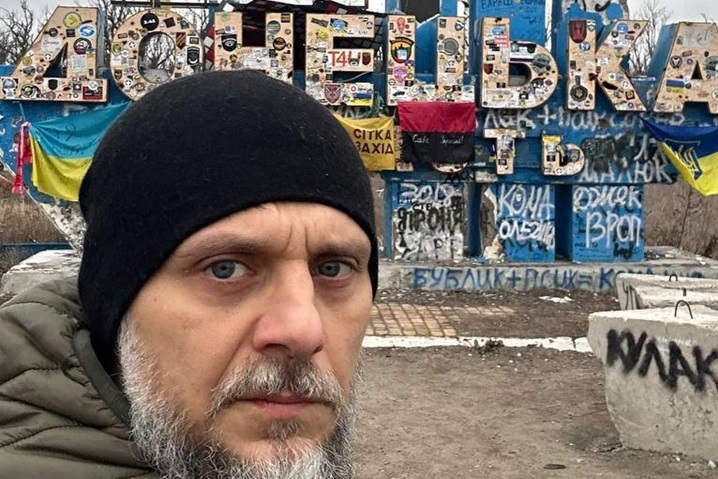 Стела на вʼїзді в Донецьку область