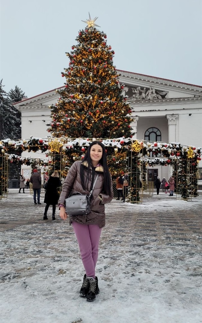 Катерина у рідному Маріуполі біля драмтеатру