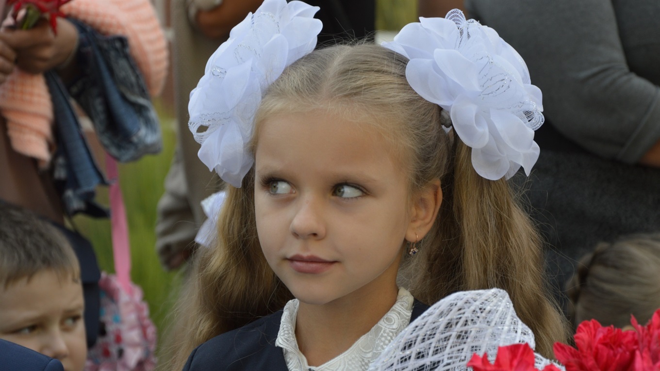 Фоторепортаж: Розпочався навчальний рік для трьох тисяч школярів Сватівщини