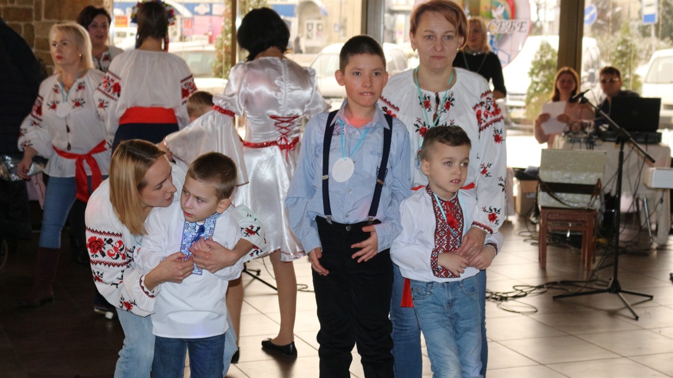 Повір у себе, повір у нас: у Старокостянтинові провели фестиваль творчості для особливих дітей