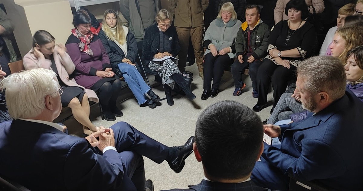 Понад годину в укритті за розмовами з корюківчанами: Президент Німеччини відвідав Чернігівщину