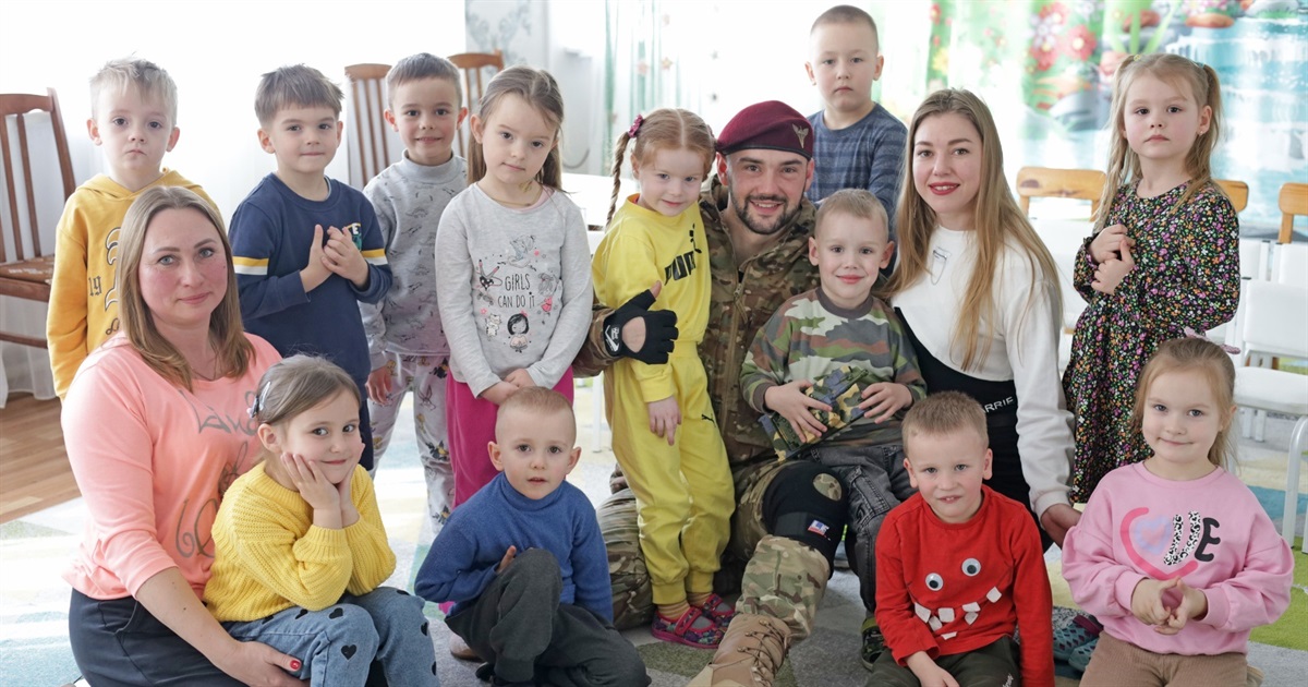 Десантник Вадим Коцюдим зустрівся з дошкільнятами у Жмеринці: «То в нас вже є власний батальйон»