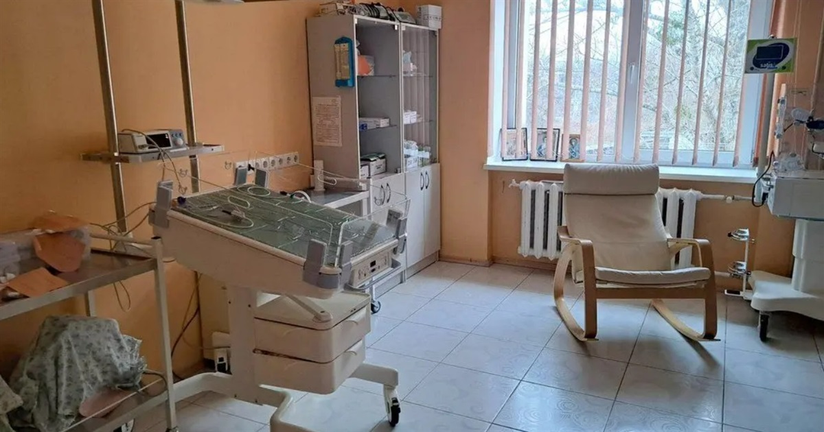 Єдиний пологовий на Донеччині у Слов'янську продовжує працювати після обстрілу. Але є нюанс — деталі