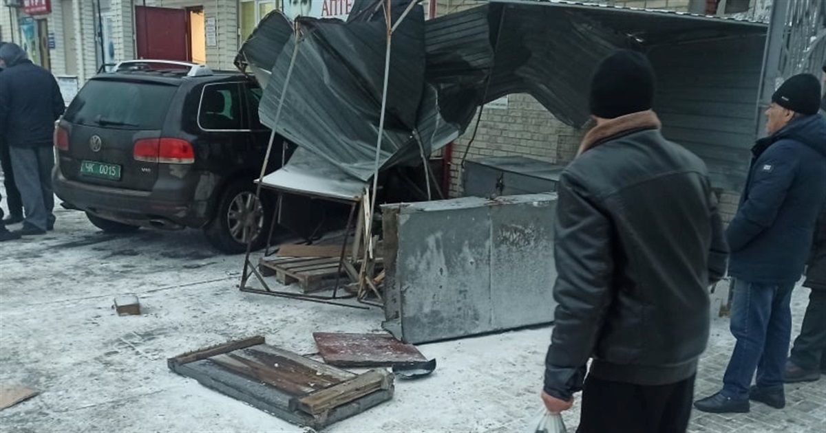 У Волновасі водій позашляховика влетів в торгівельну палатку: відео