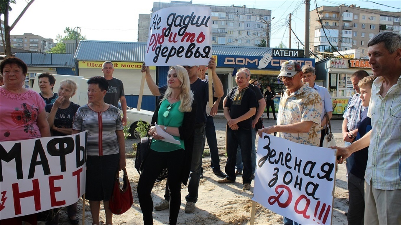 Зеленая зона - или торговая: жильцы дома протестуют против вырубки деревьев и установки МАФов