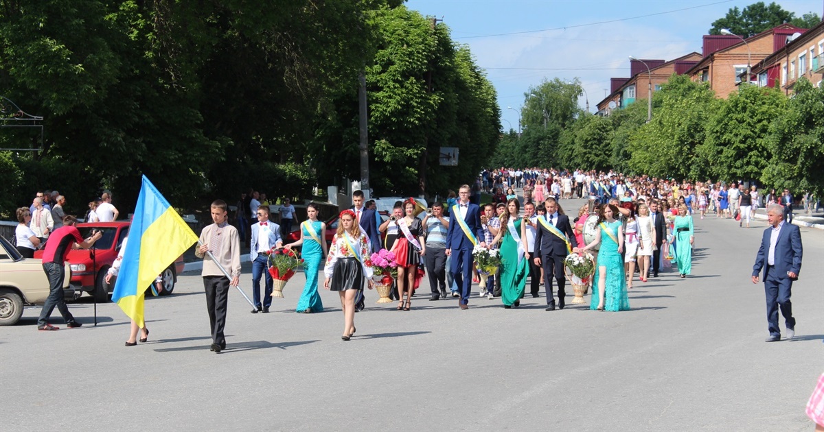 Вальс, сукні та повітряні кульки: як Городок проводжав своїх випускників у 2015 році