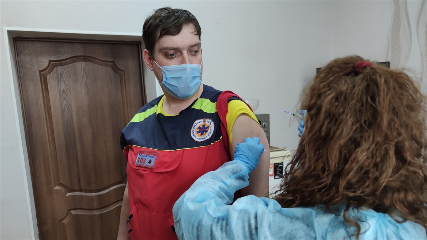 В Попасной начали вакцинацию: узнали, кого прививали и сколько нашлось желающих