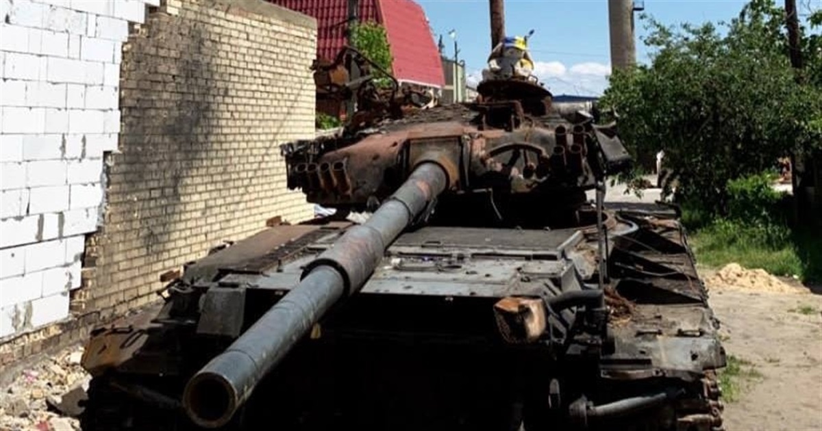 З Гостомеля прибрали спалений танк, що став символом боротьби з росіянами. Чому це зробили?