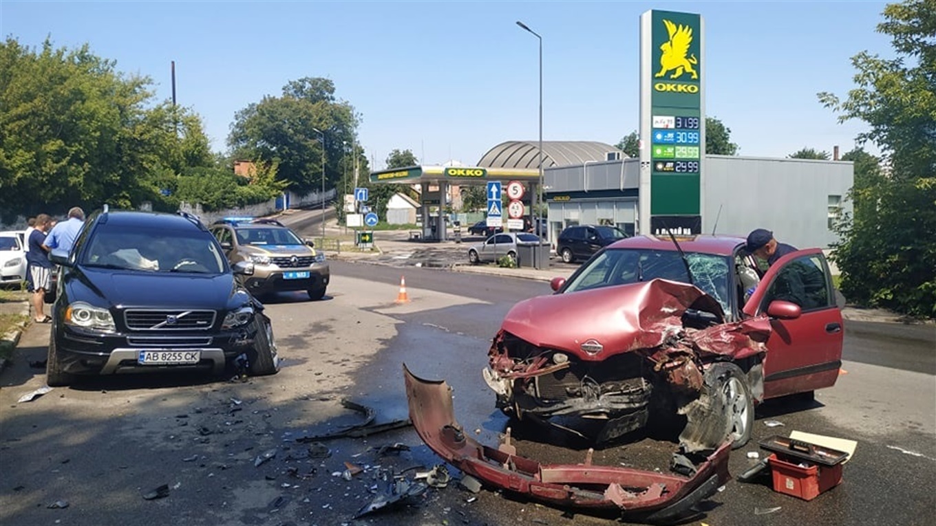 У Жмеринці на Київській зіткнулися дві автівки: Volvo та Nissan